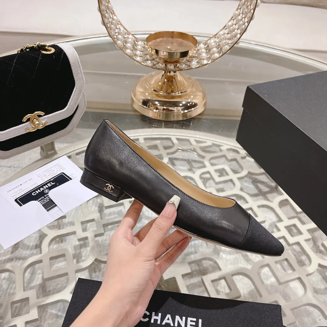 👟👟Ex-factory price 440👟👟 Chanel - Spring and summer classic color-blocked thick heel single shoes ⚠ Fashionable catwalk style ❤ Mixed splicing colors, empty toe style on the inside, 2.5cm thick heel with small logo embellishment, a fashionable interpretation! How to match the series to look good! Original customized wood-colored genuine leather outsole, imported sheepskin surface, goatskin lining for feet... 34-40 regular size (41.42.43 custom-made, non-returnable) 🎁Latest full set of packaging at the counter